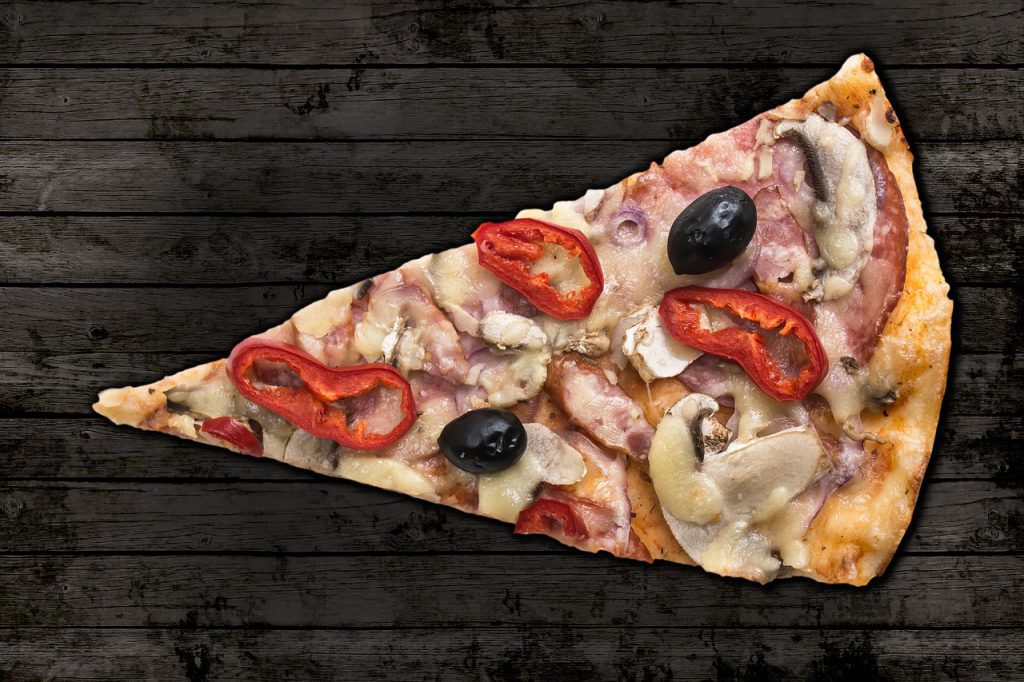 ile kalorii ma kawałek pizzy?