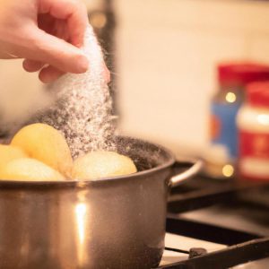 Ile soli wsypać do gotujących się ziemniaków?